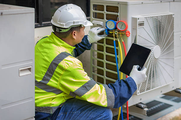 Professional Hvac technician working in Creve Coeur, MO